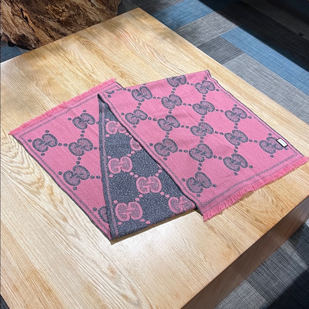 Gently used GUCCI lady nest GG jacquard wool blend scarf pink and grey sparkly - Picture 4 of 12